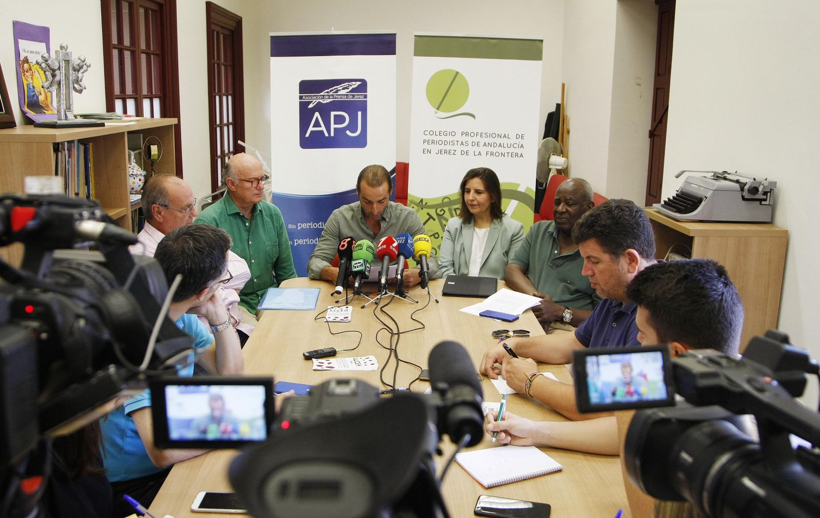Acto de la dirección de Alceh con los doctores Raquel Saldaña y Eddy Jean Paul, este miércoles en la sede de la APJ.