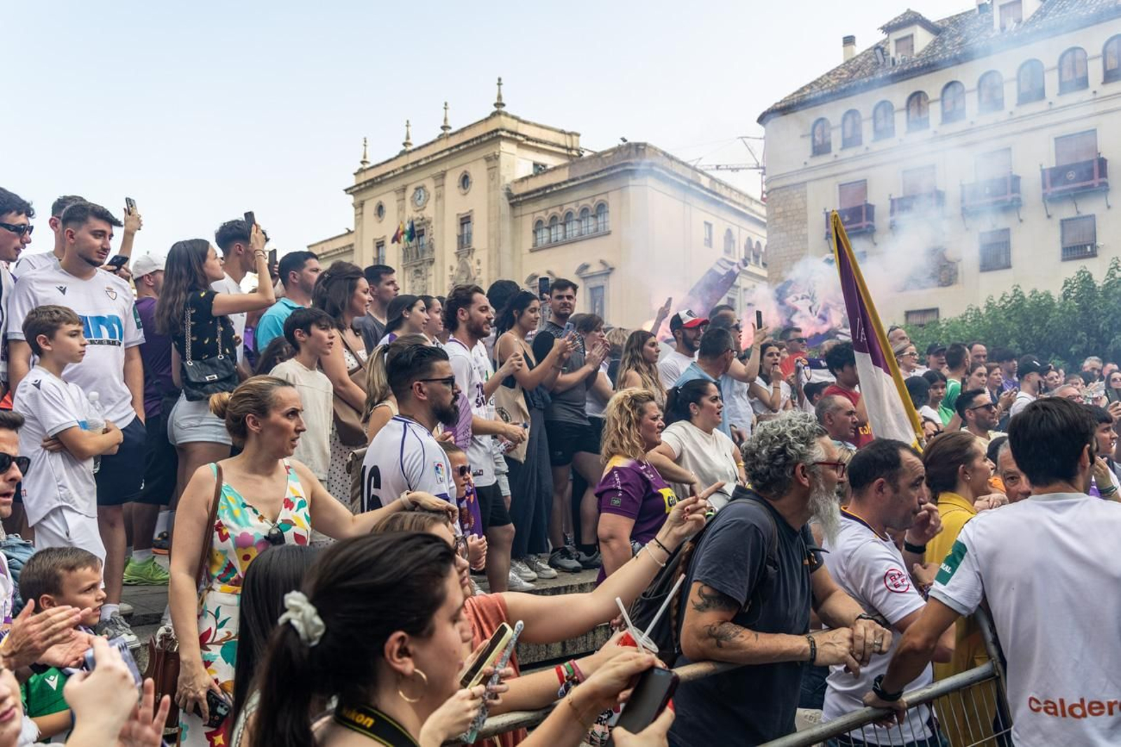 La fiesta por el ascenso del Real Jaén en La Plaza de Santa María y el Ayuntamiento