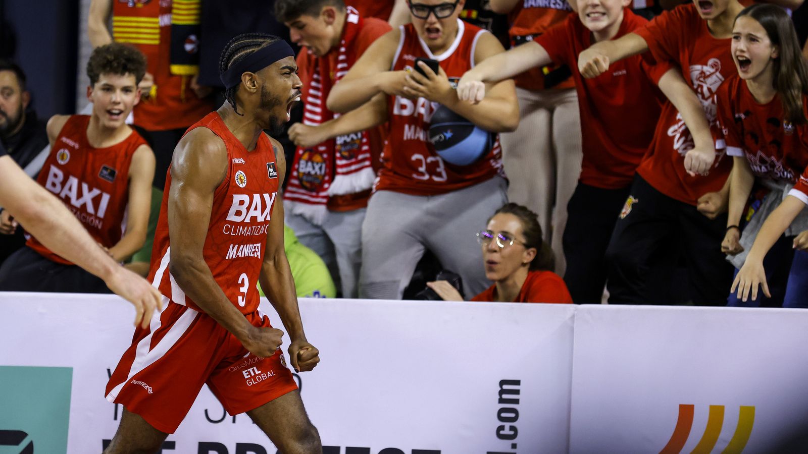 Harding celebra una canasta ante la afición local.