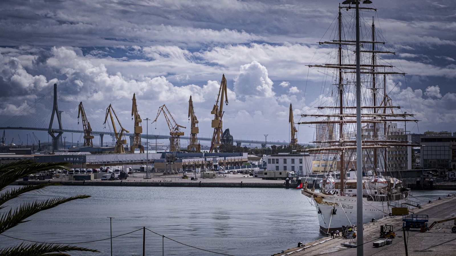 Una imagen del muelle  gaditano con el segundo  puente al fondo.
