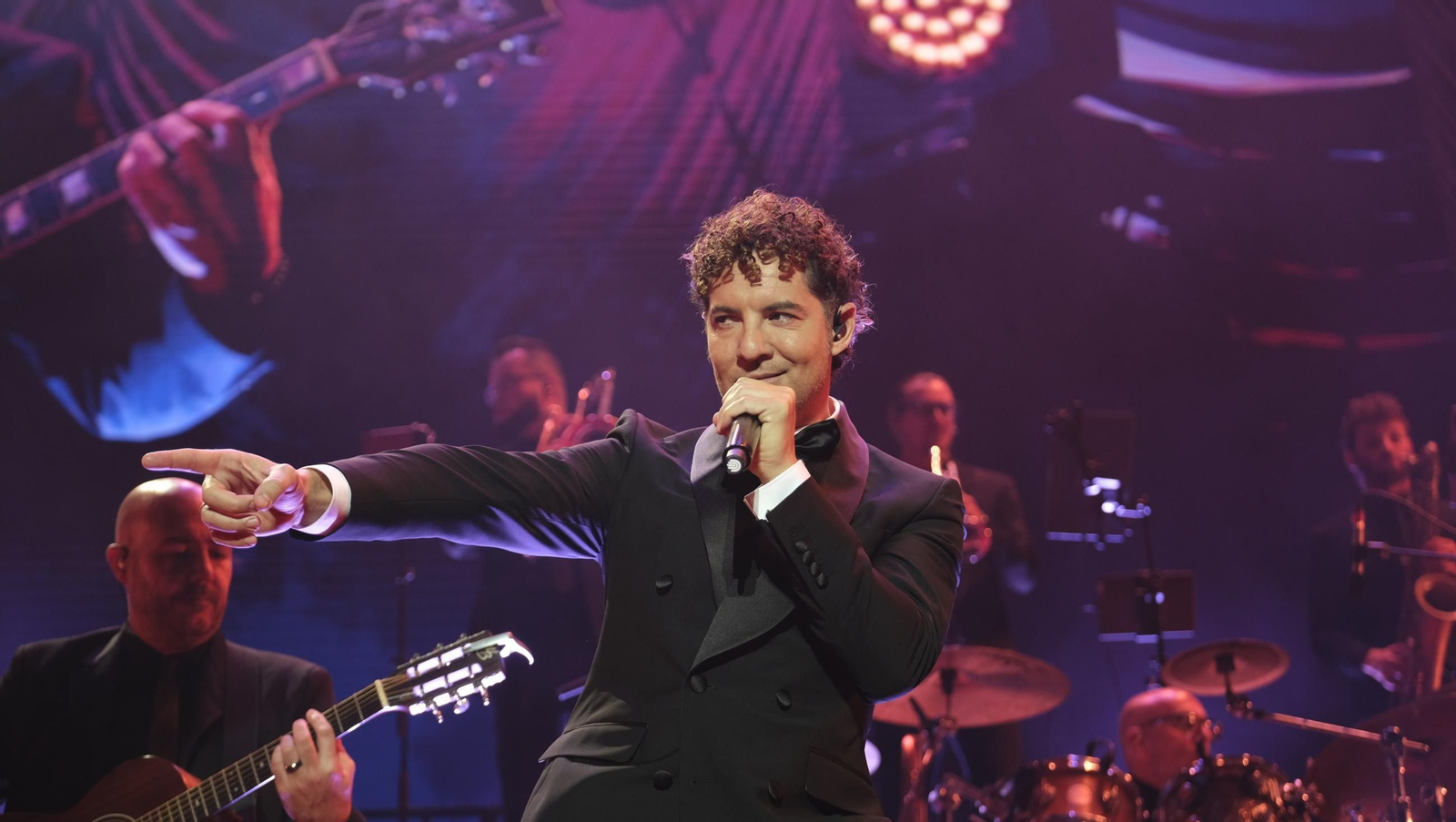 David Bisbal enamora a su Almería en el inicio de la gira 'Todo es Posible en Navidad', en fotografías