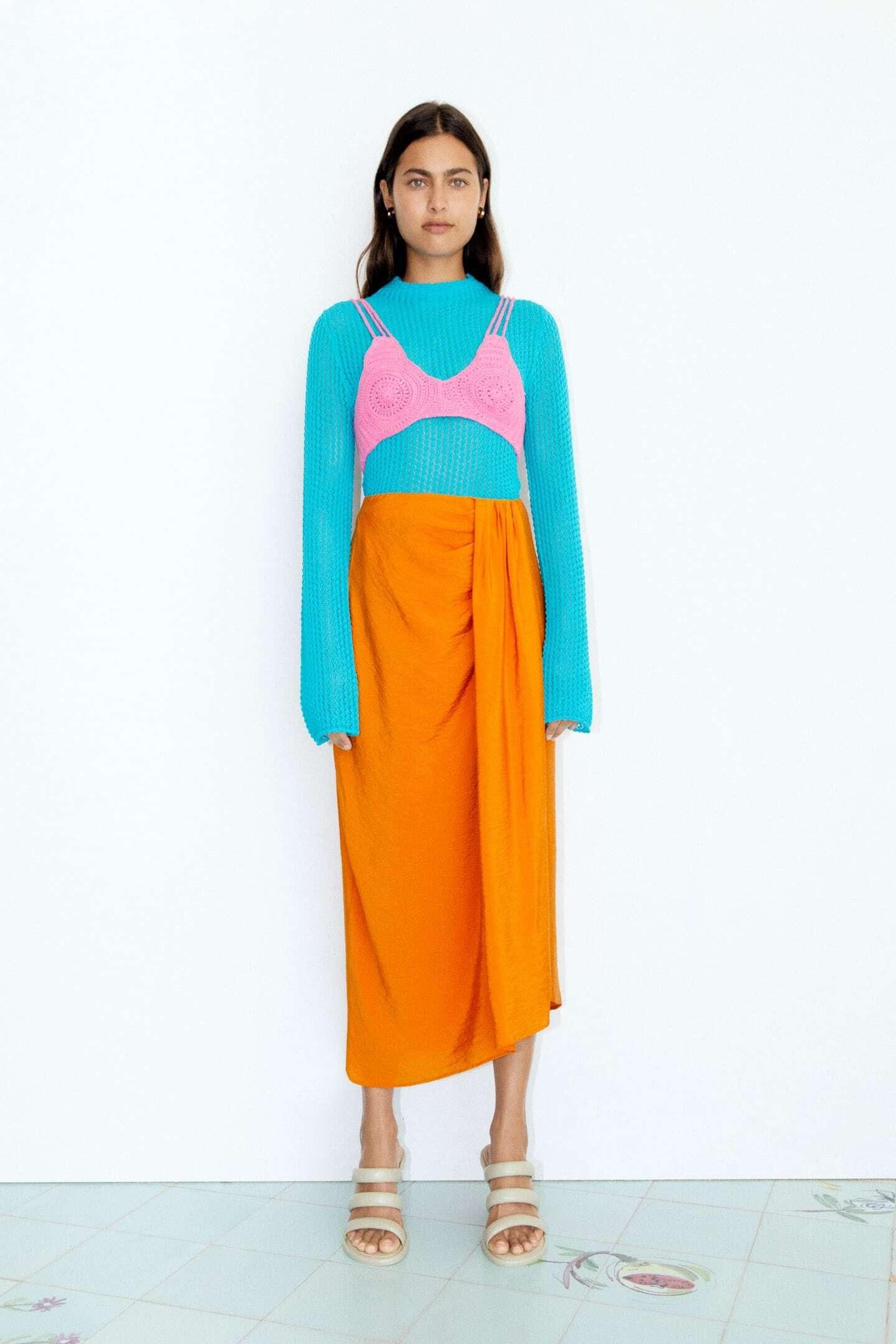 Falda pareo naranja de Zara.