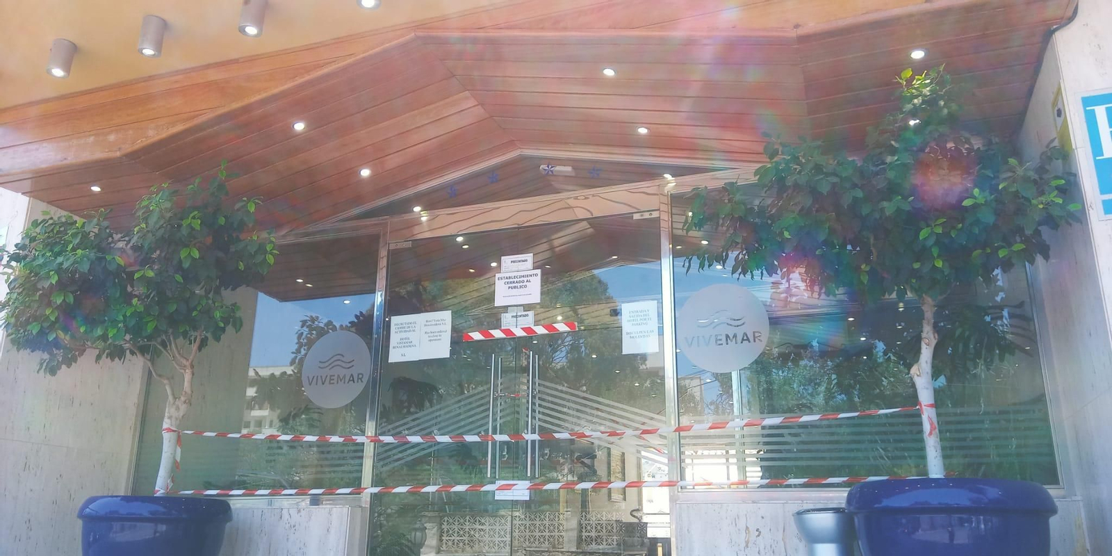 El interior del hotel de Benalmádena precintado por la Policía