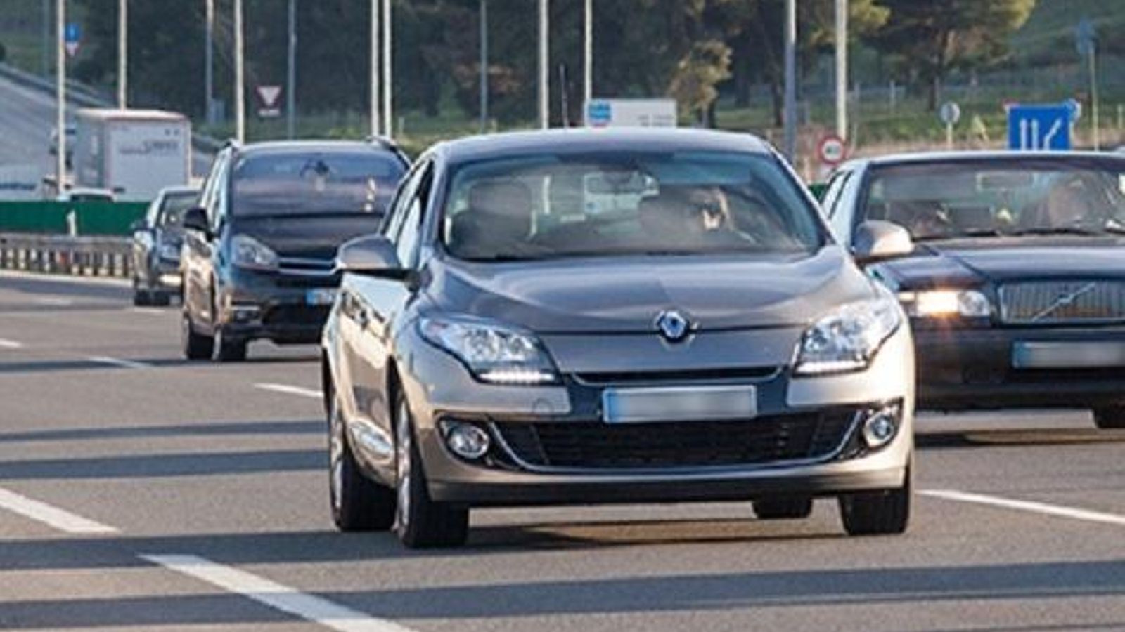 La DGT recomienda llevar las luces del coche siempre encendidas