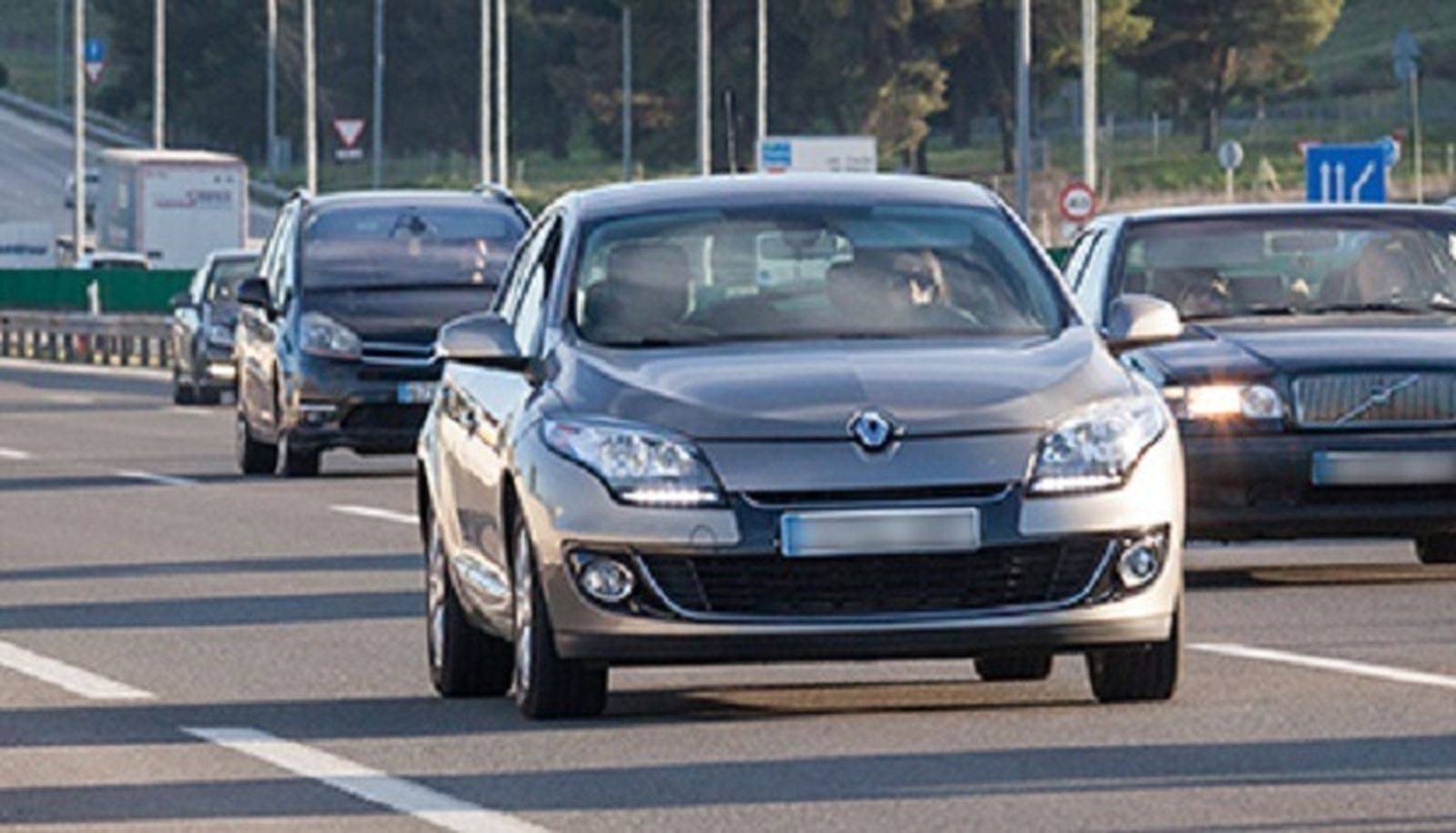 La DGT recomienda llevar las luces del coche siempre encendidas