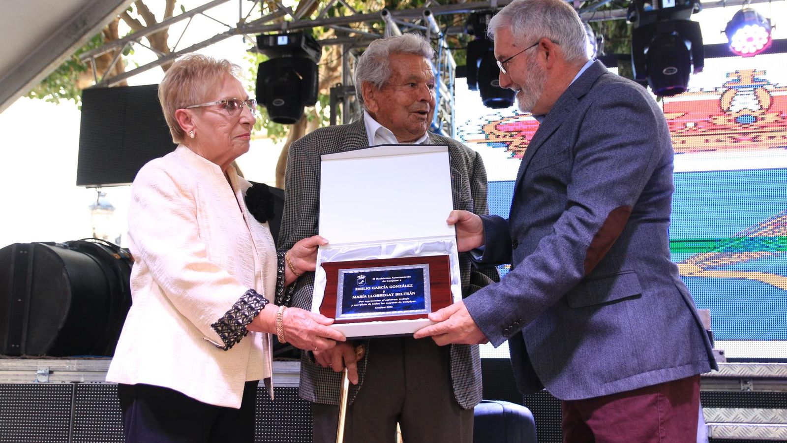 El matrimonio formado por Emilio García y María Llobregat ha encarnado un sentido homenaje hacia los mayores de la localidad.