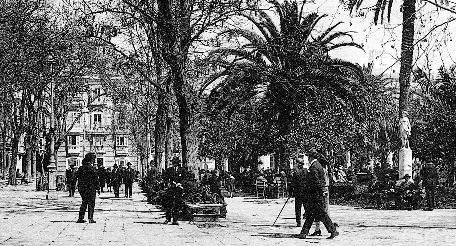 Plaza de Mina hacia 1900, con bancos de mampostería y sillas de alquiler