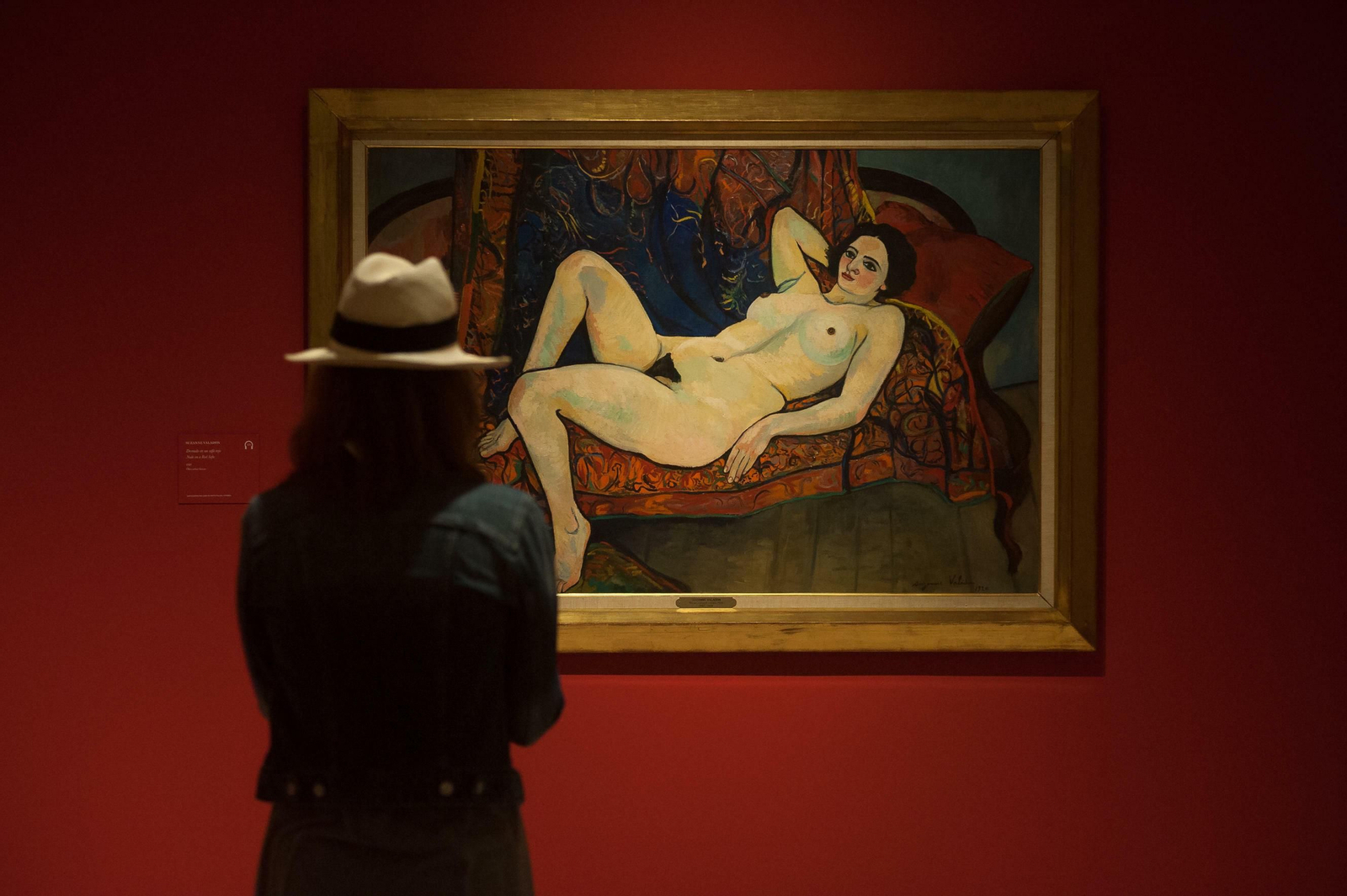 Visitante contemplando ‘Desnudo en un sofá rojo’ de la exposicióon ‘Perversidad. Mujeres fatales en el arte moderno’ en el Museo Thyssen. Visitante contemplando ‘Desnudo en un sofá rojo’ de la exposicióon ‘Perversidad. Mujeres fatales en el arte moderno’ en el Museo Thyssen.