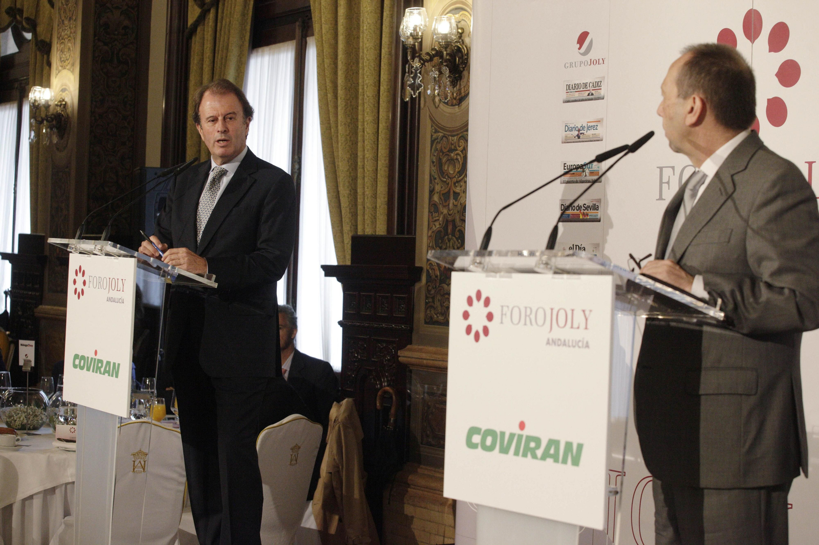 Ignacio Osborne, presidente del Foro de Marcas Renombradas Españolas, durante el coloquio con José Antonio Carrizosa, director de 'Diario de Sevilla'.