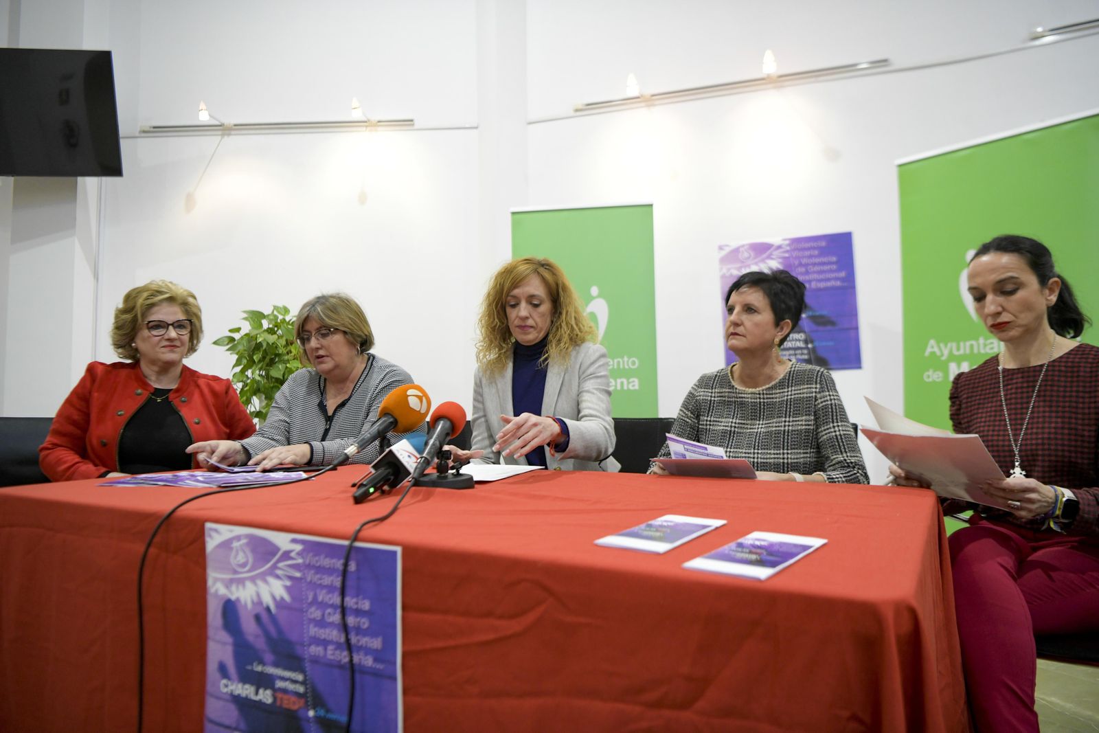 La alcaldesa, Berta Linares, en la presentación de unas charlas sobre violencia de género