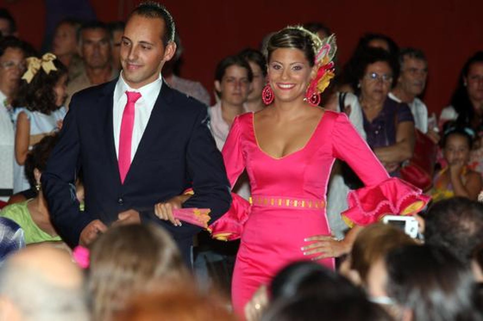 El acto de coronación de las reinas infantil y juvenil precedió al pregón a cargo del escritor Francisco Muñoz. 

Foto: Paco Guerrero