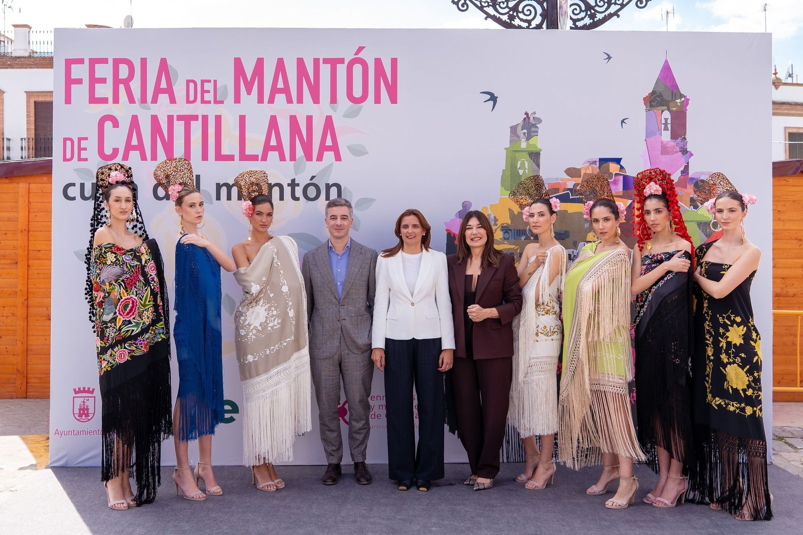El desfile y la presentación se han enmarcado en la II Feria del Mantón de Cantillana.