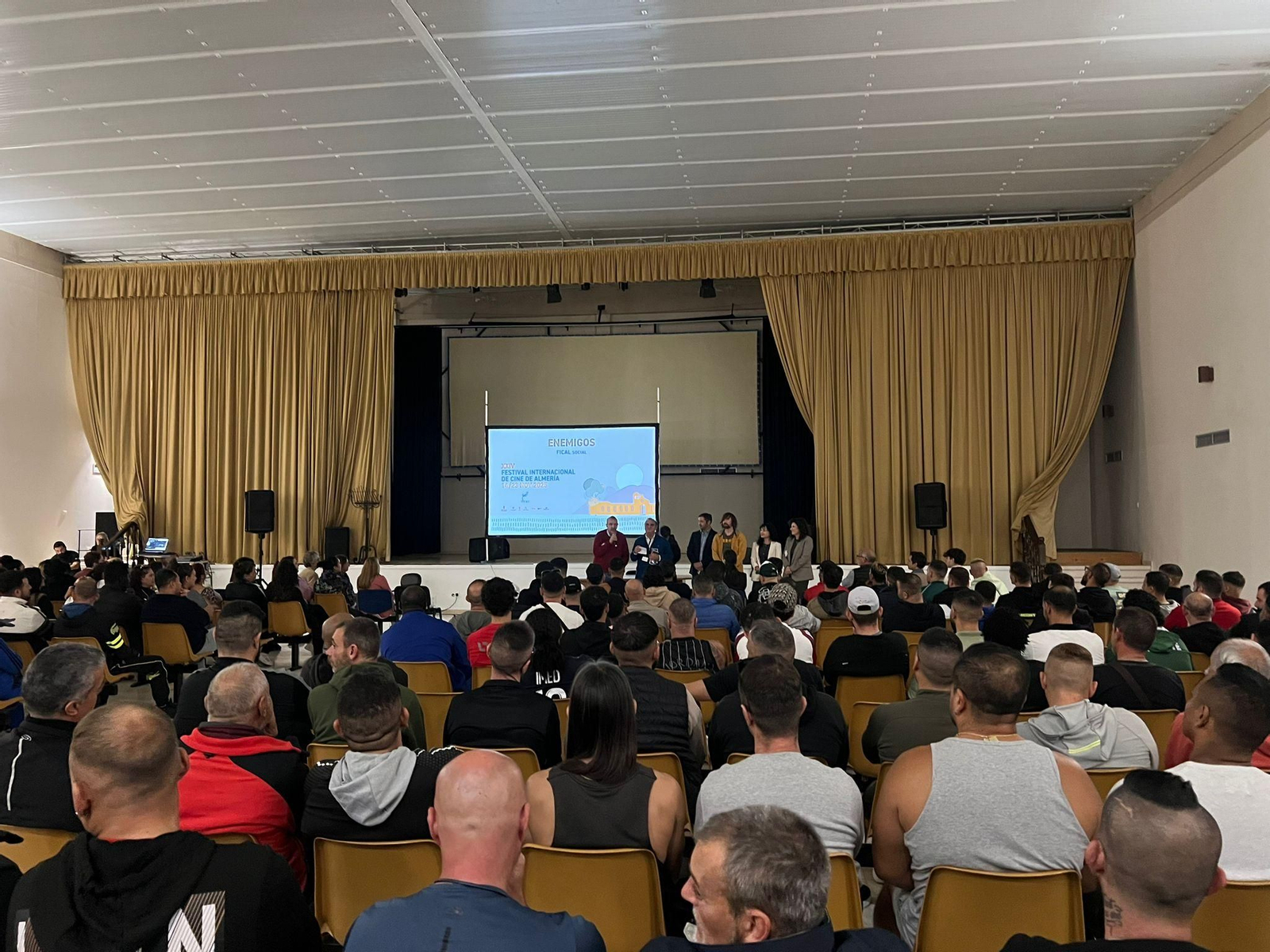 Coloquio de los internos con el equipo de la película ‘Enemigos’.