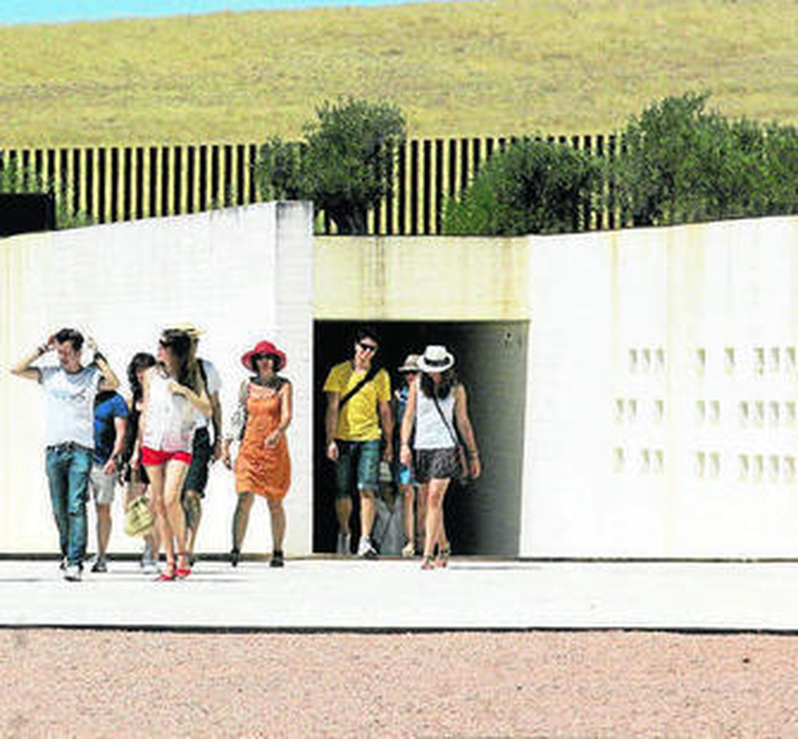 Un grupo de turistas en el Museo de  Medina Azahara.