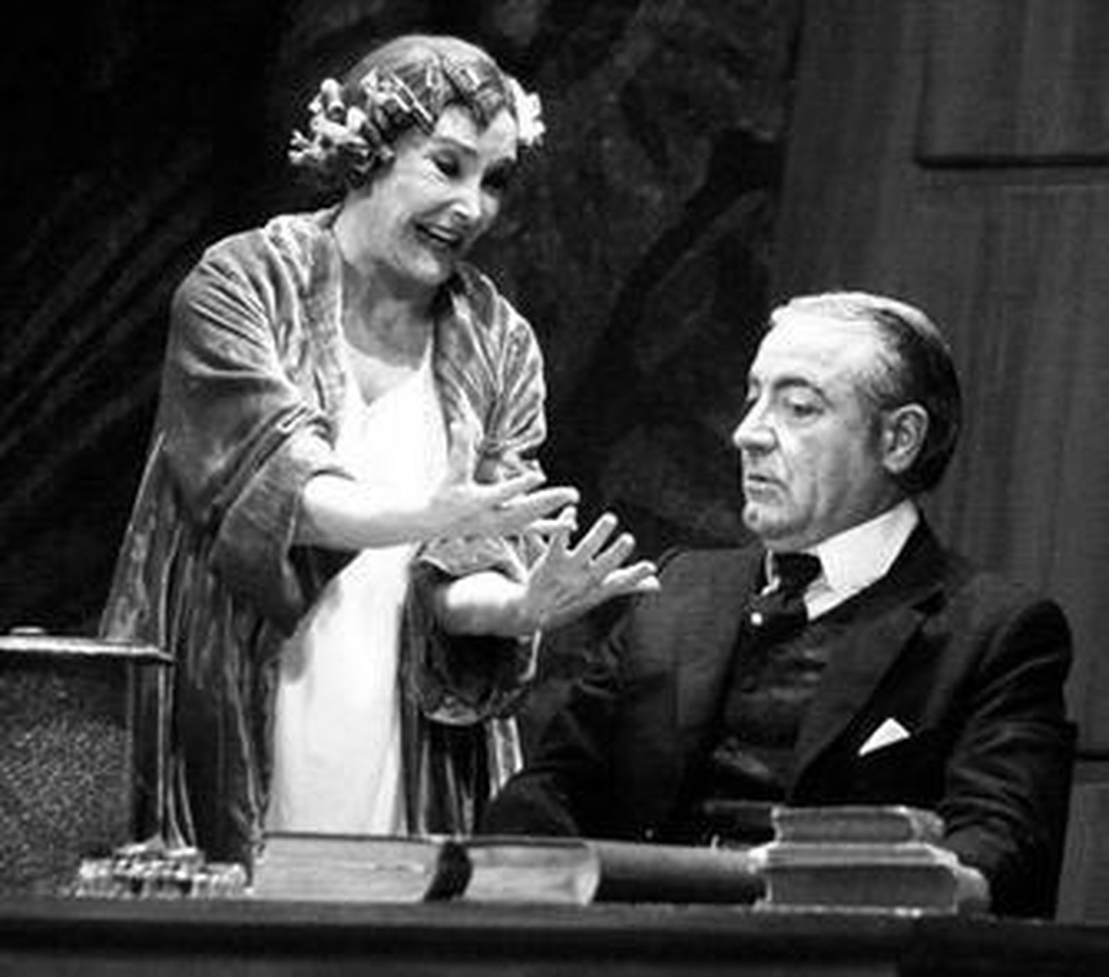 Una escena de 'Hay que purgar a Totó', una producción del Teatro Español que llega hoy al Lope.