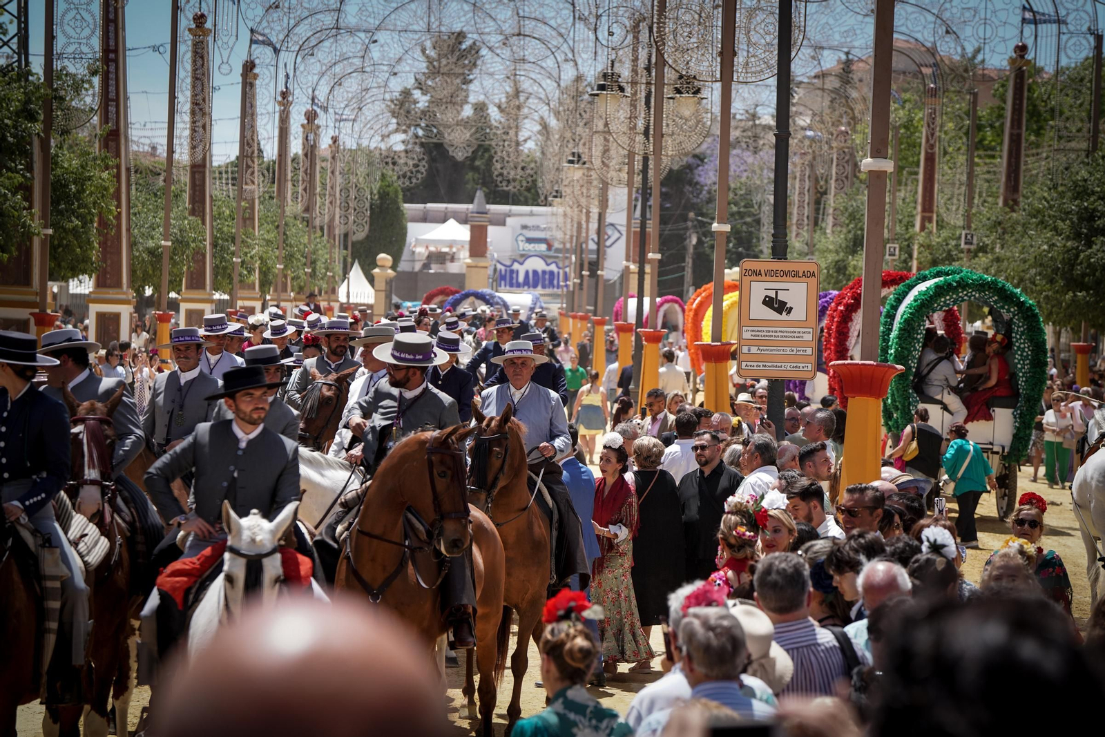 Imágenes de la Hermandad del Rocío en el Real de la Feria