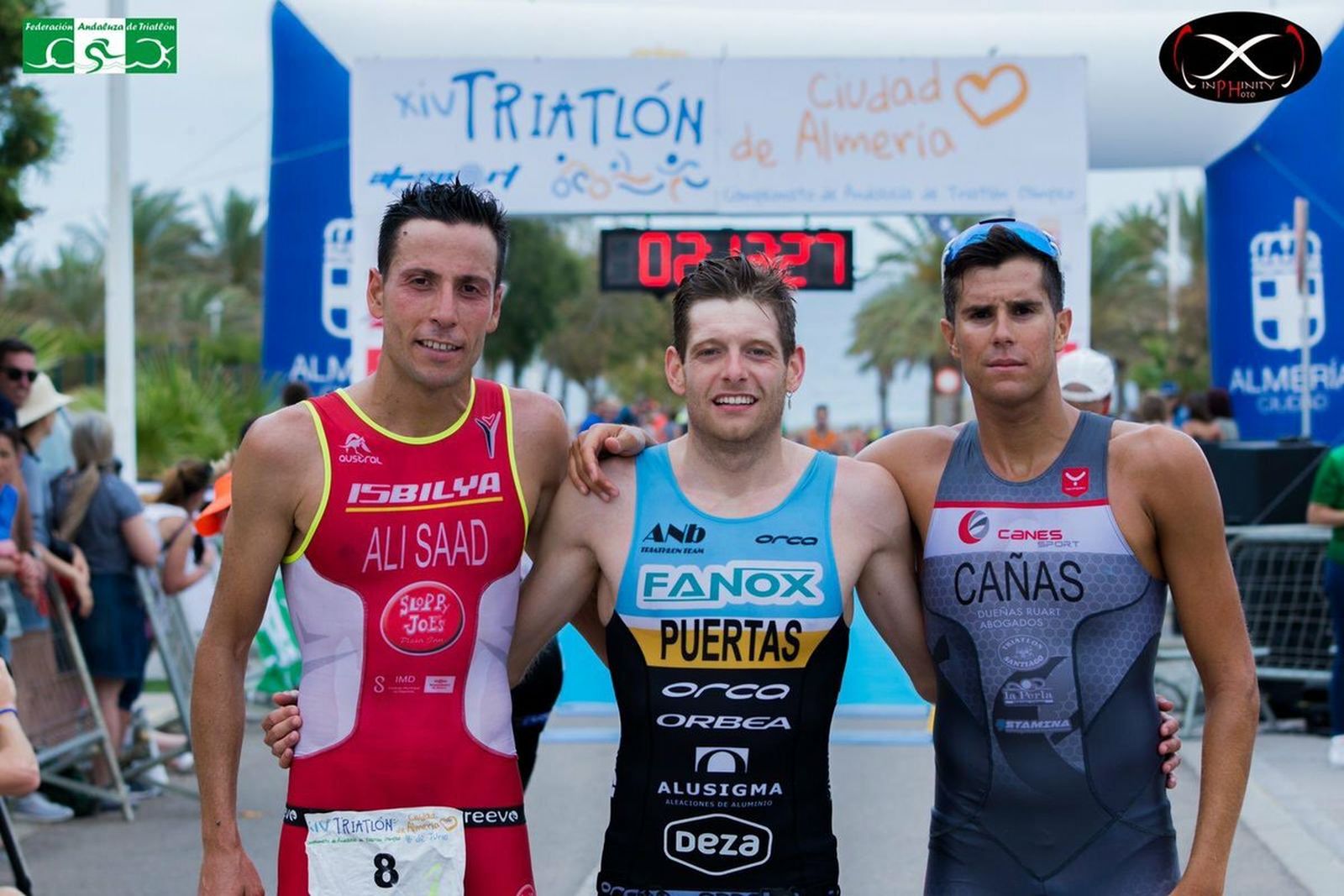 Camilo Puertas, en el centro de la imagen, junto a sus compañeros en el podio.