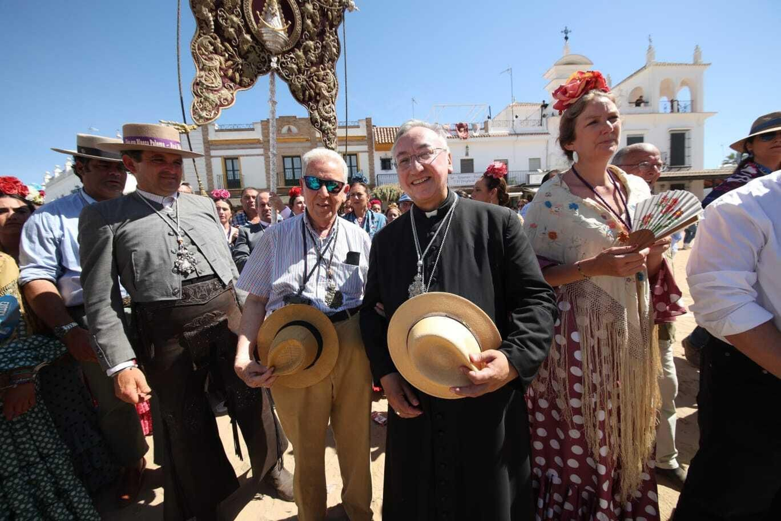 El Simpecado de Jerez a los pies de la Virgen del Rocío