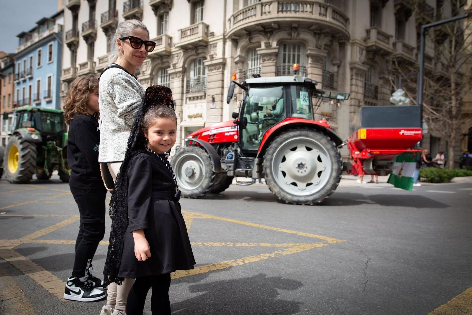 Las mejores fotos de la tractorada de Granada de este Viernes de Dolores