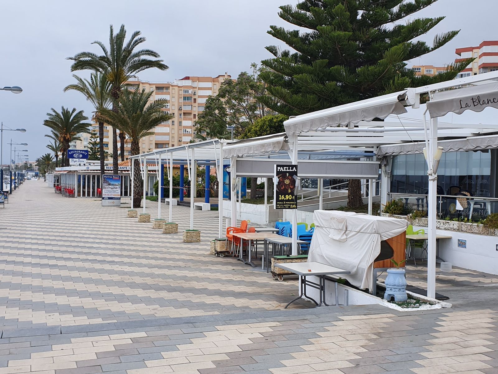 Chiringuitos cerrados en Torrox.