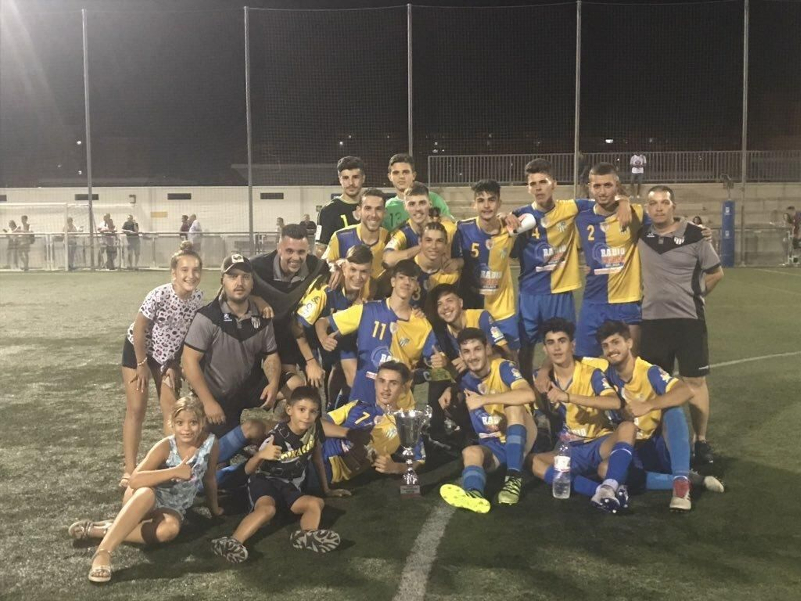 El Dos Hermanas San Andrés, tras ganar un trofeo en pretemporada. El Dos Hermanas San Andrés, tras ganar un trofeo en pretemporada.