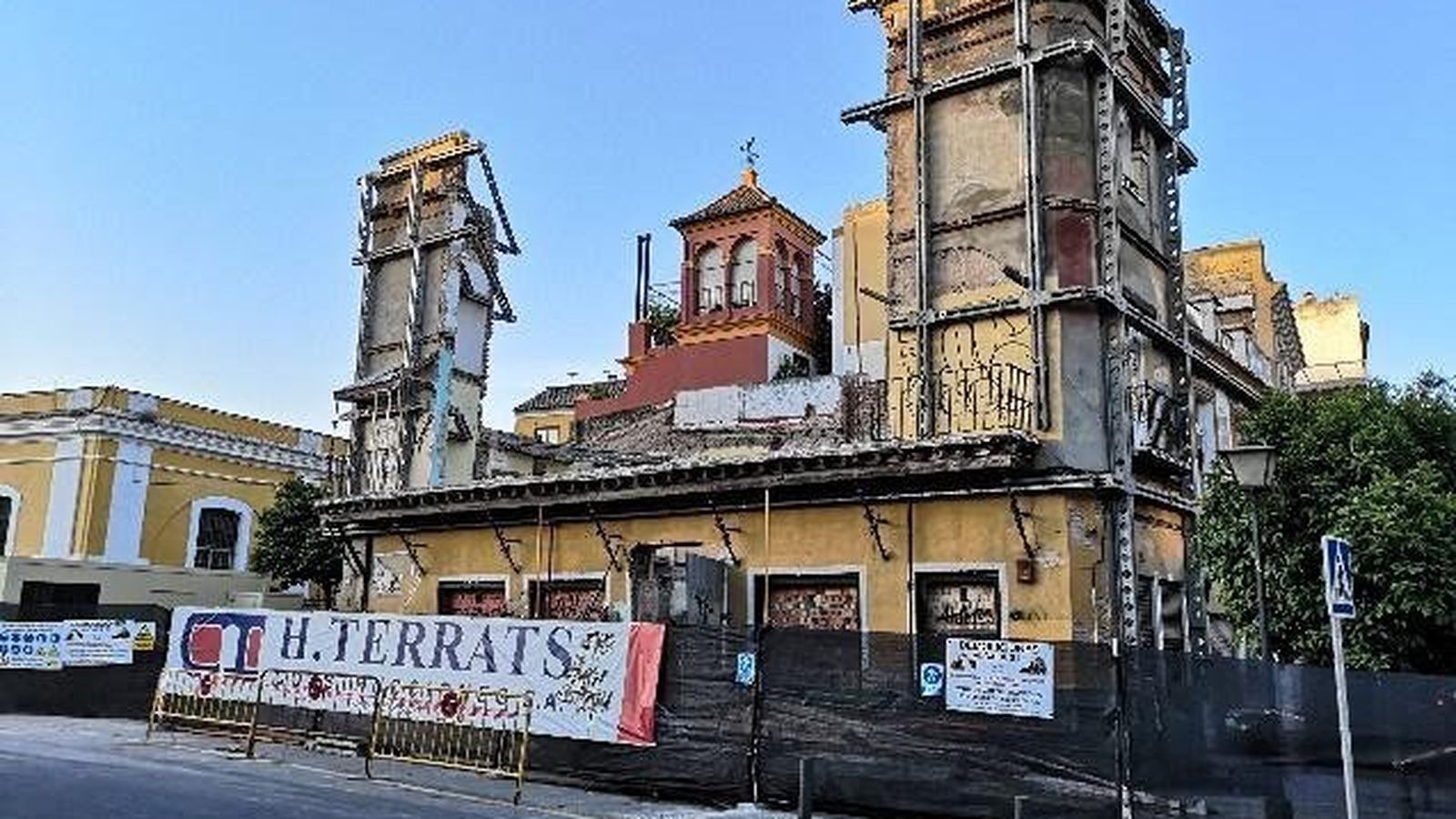 El inmueble una vez eliminadas las fachadas y con la estructura estabilizadora.