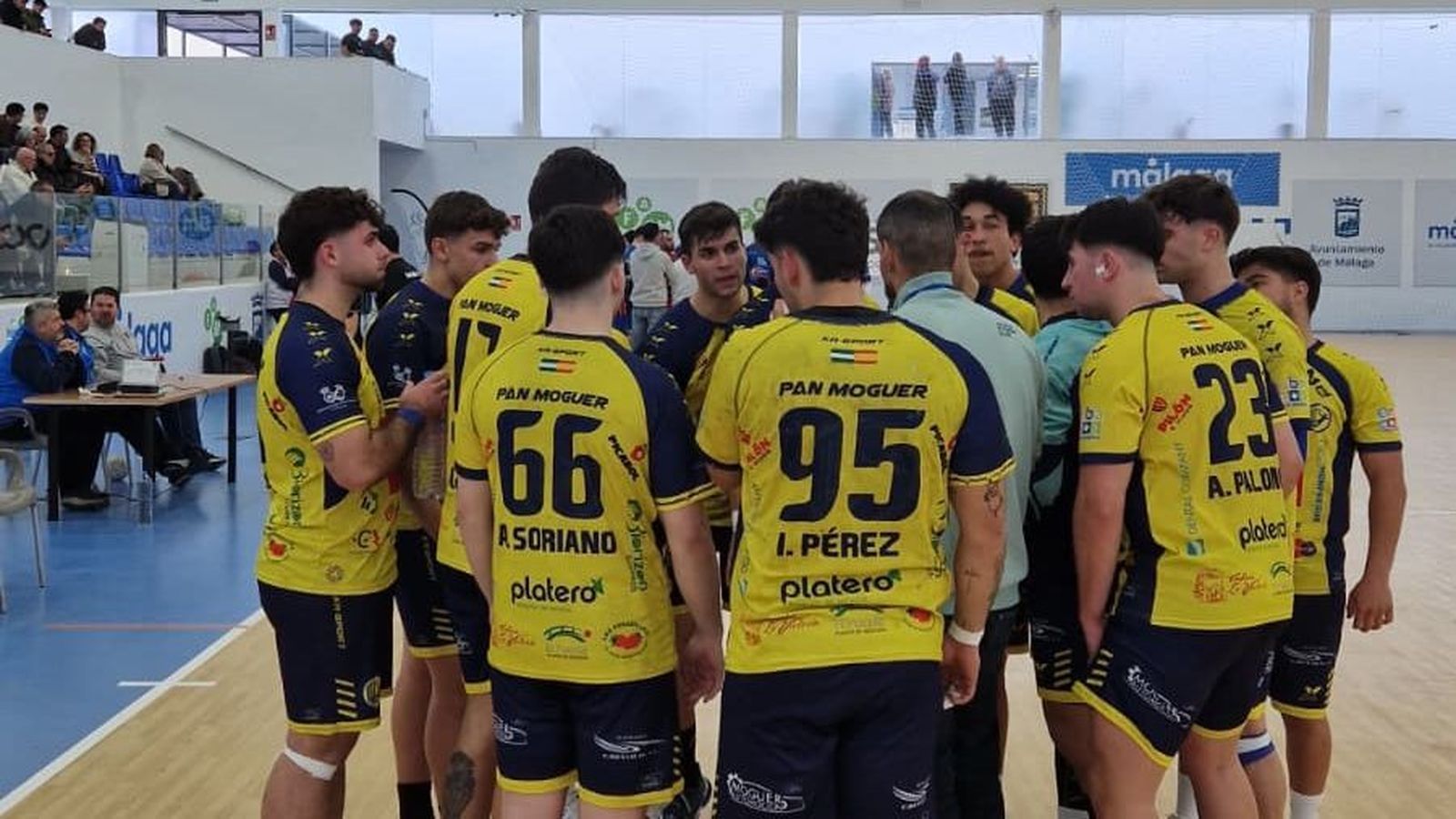 Los jugadores del PAN Moguer atienden las indicaciones de su entrenador.