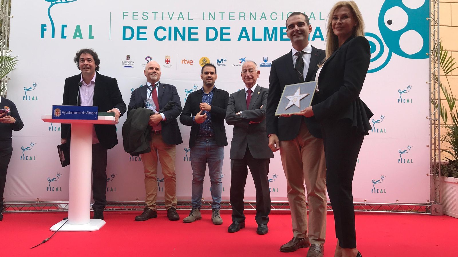 La actriz recibió una réplica de la estrella que estará en el Paseo de la Fama.