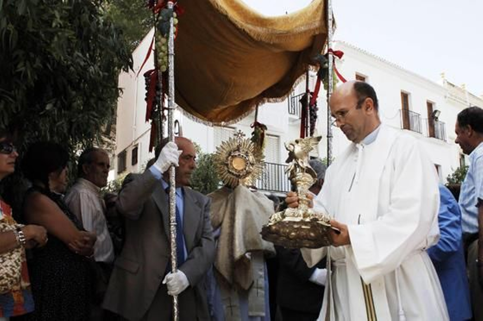 A pesar del caluroso día, ambas procesiones (declaradas de interés turístico) fueron seguidas por una gran cantidad de vecinos y visitantes. /Fotos: Ramón Aguilar

Foto: Ramon Aguilar