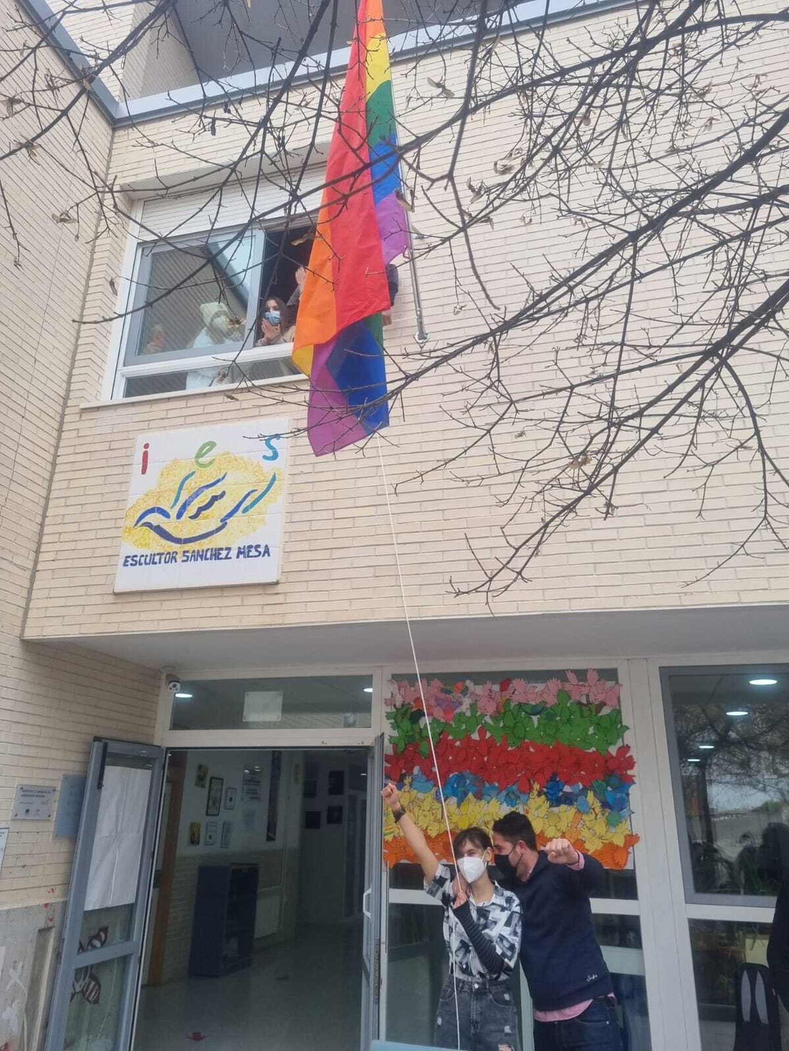 El IES Sánchez-Mesa de Otura, primer instituto de Andalucía que iza la bandera LGTBI