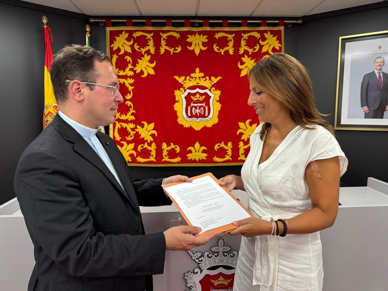 Entregan más de 1.000 firmas para nombrar Hijas Adoptivas a la Comunidad de Carmelitas Descalzas de Ronda. Entregan más de 1.000 firmas para nombrar Hijas Adoptivas a la Comunidad de Carmelitas Descalzas de Ronda.