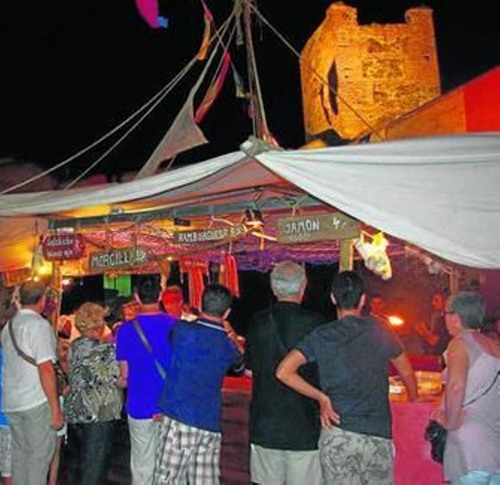 Uno de los puestos de comida en el mercado medieval de Sohail.