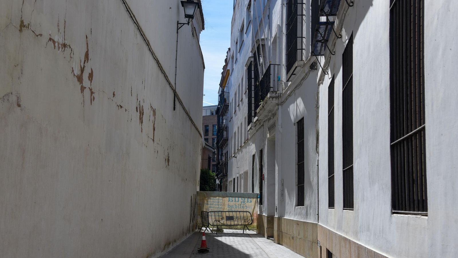 Fachada del centro educativo privado que mira a la calle Santa Ángela de la Cruz.