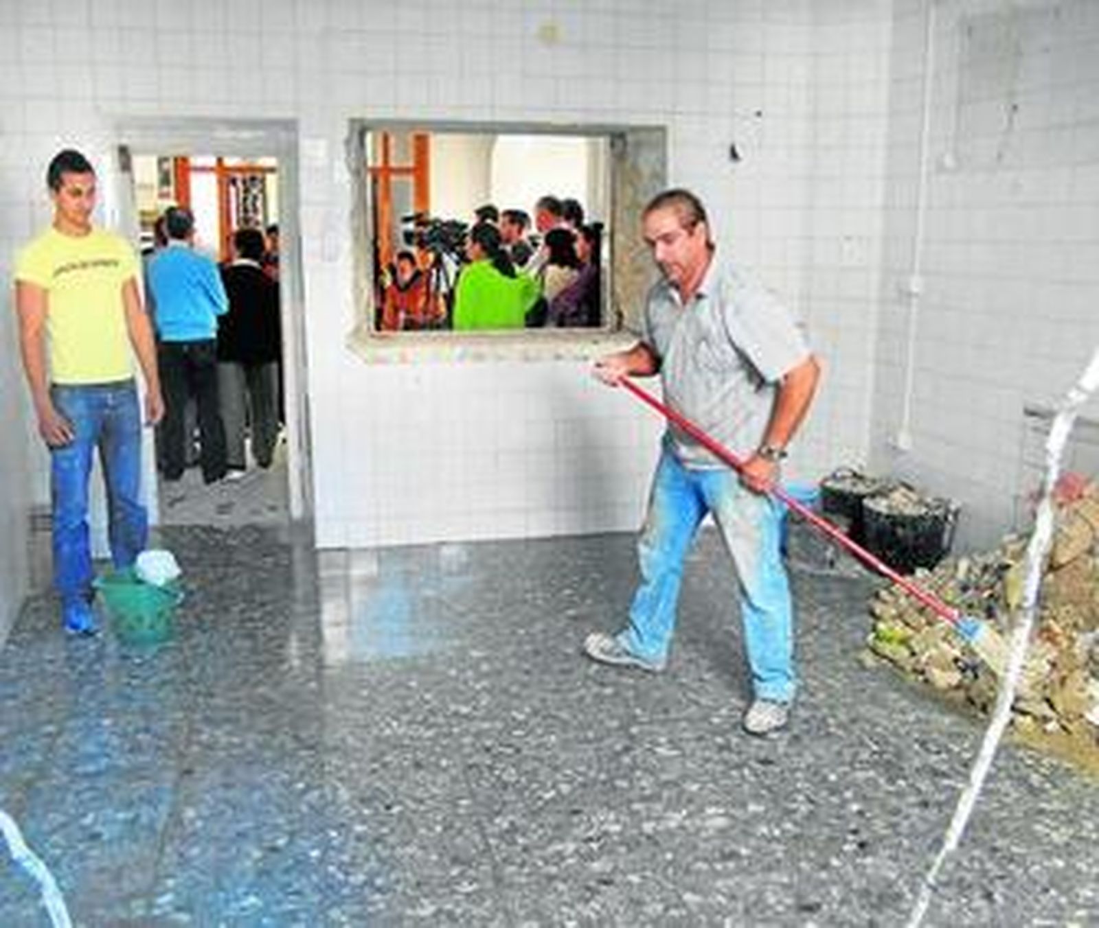 Contratados por el Plan Local de Empleo Social (PLES) trabajando ayer en las futuras instalaciones.