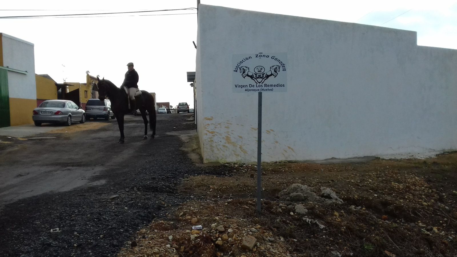 Entrada a las caballerizas de la Asociación Zona Ganadera Virgen de los Remedios.