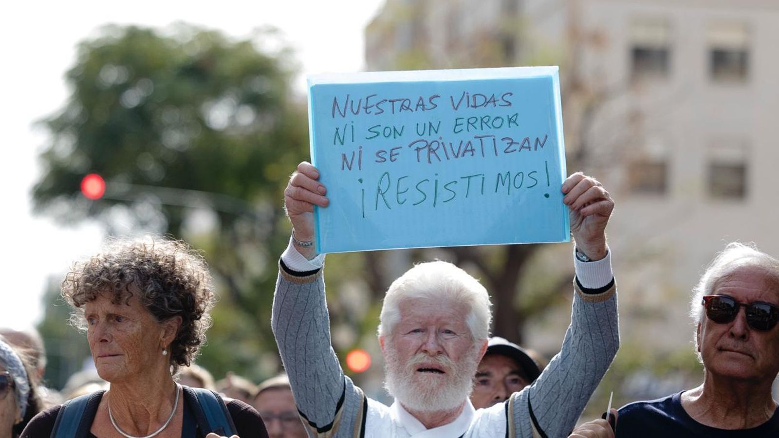 Un manifestante en la protesta por la sanidad pública en Cádiz.