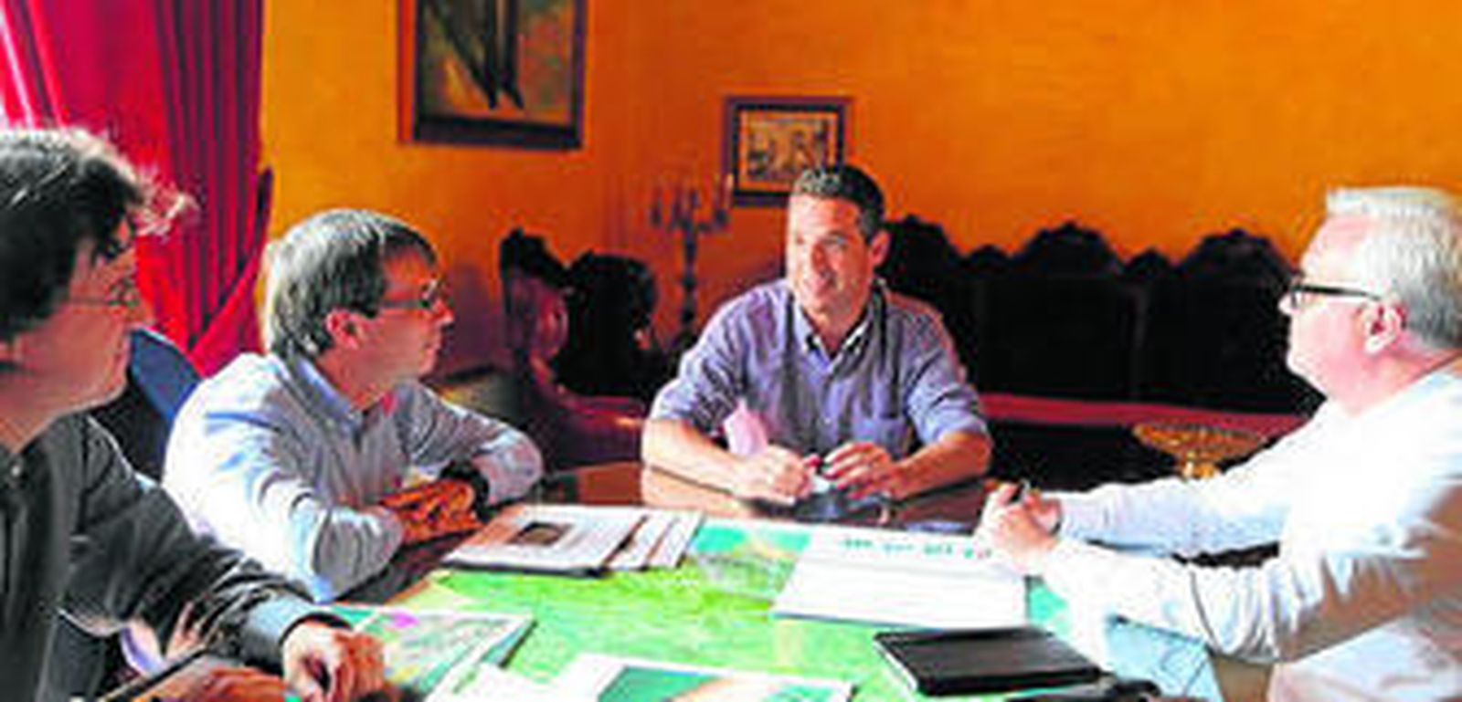 Instante de la reunión del alcalde de Rota y Redexis Gas.