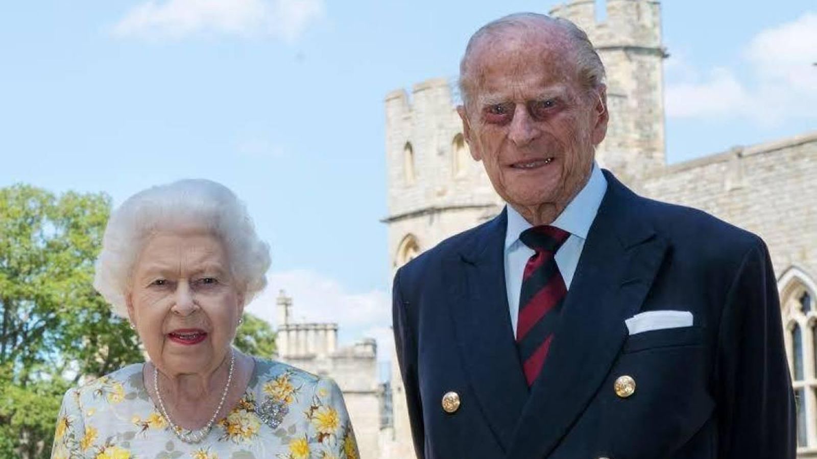 La reina Isabel II de Inglaterra con su marido, el duque de Edimburgo, en una imagen oficial.