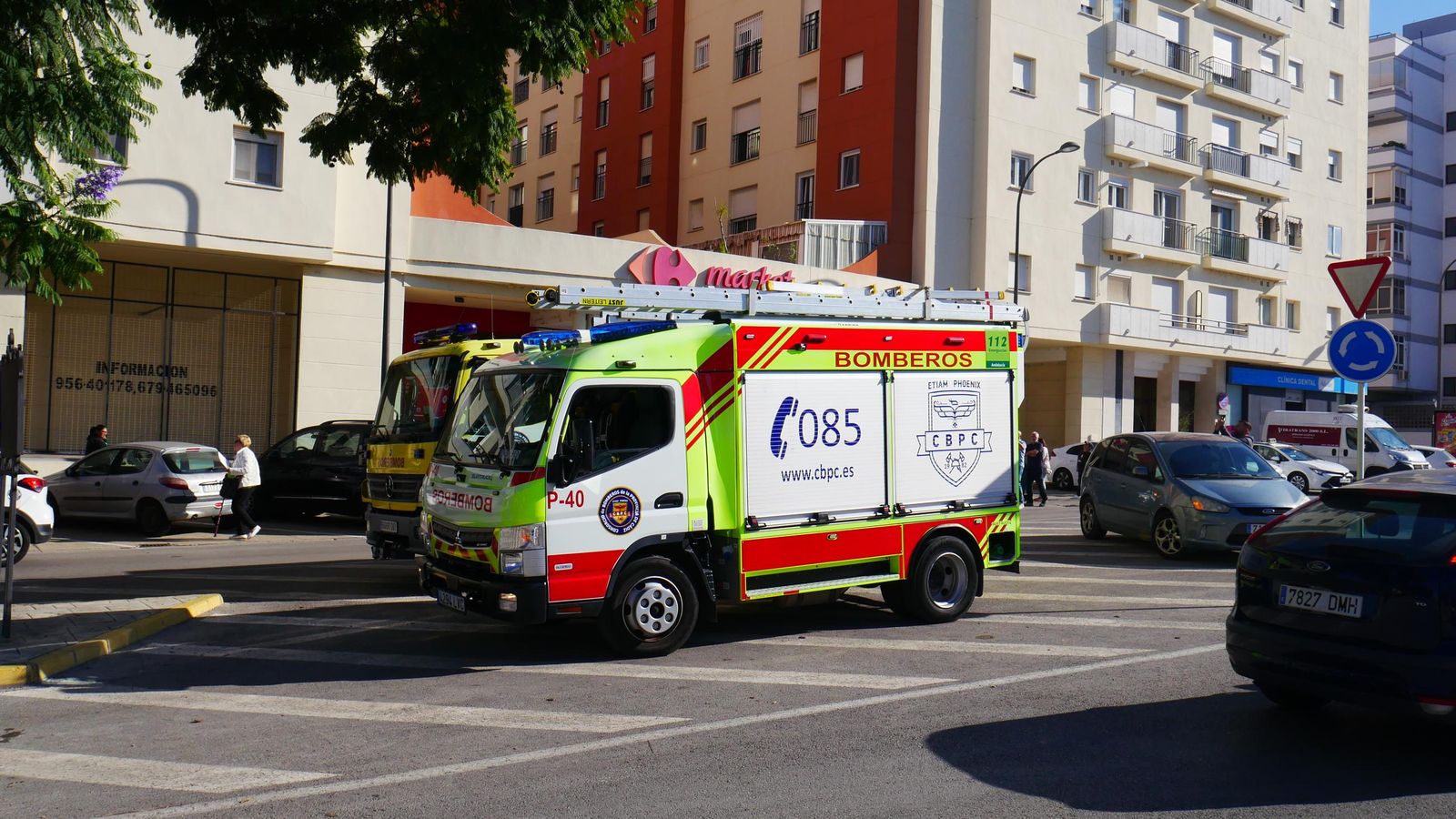 Los efectivos de bomberos y un agente ambiental se personaron en el lugar.