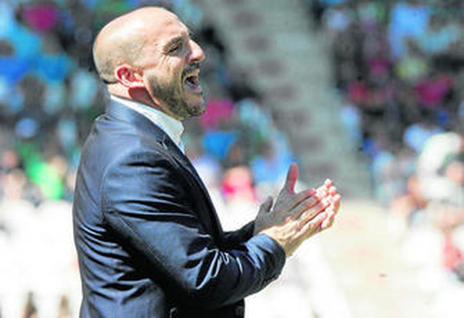 Albert Ferrer aplaude y se desgañita en la banda durante el partido de ayer ante el Real Madrid Castilla.