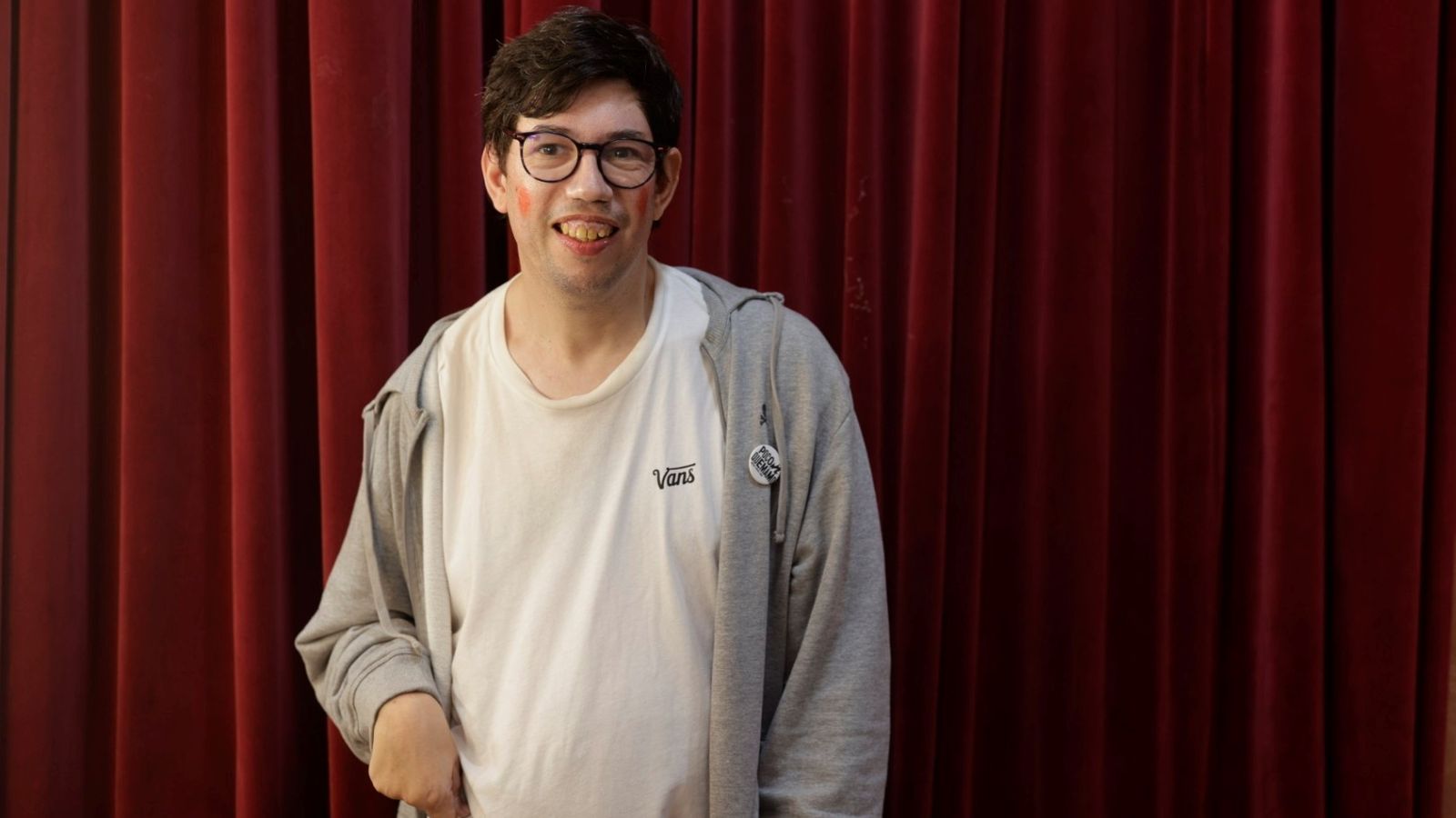 Nacho Ulibarri posa para 'Diario del Carnaval ' en los camerinos del Gran Teatro Falla