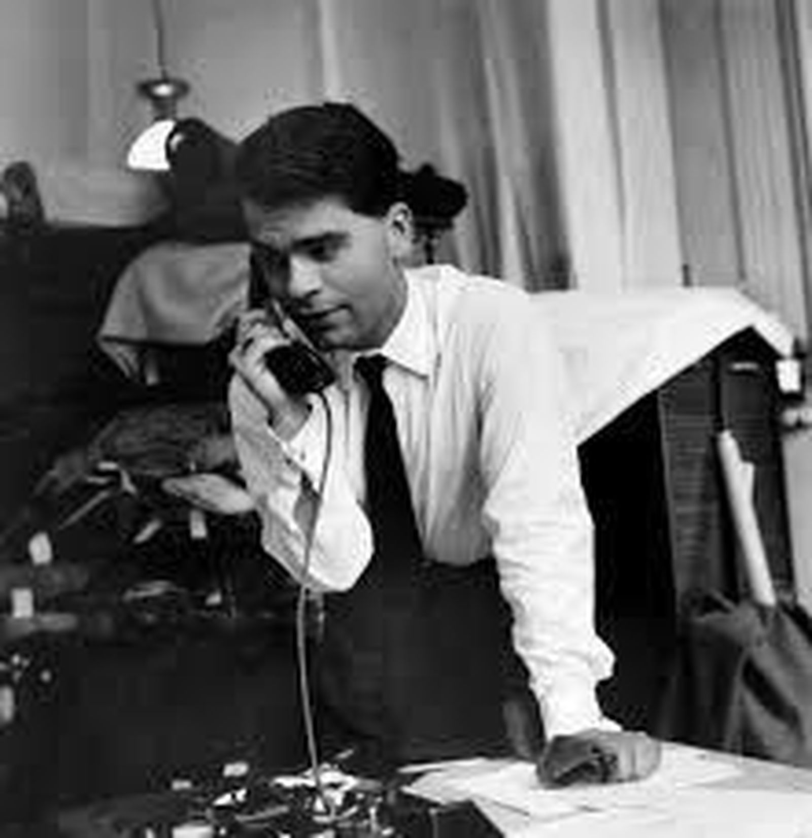 Un jovencísimo Karl Lagerfeld, recién llegado a París en los años 40.