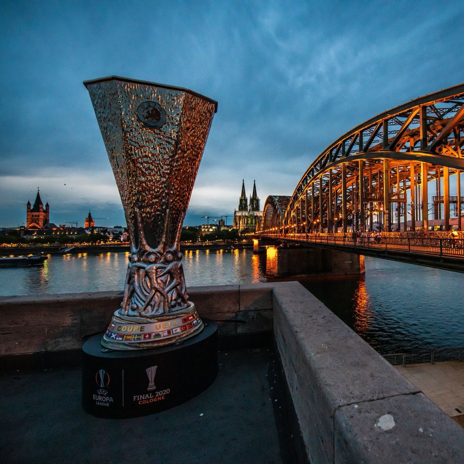 Una imagen de la Copa  con la ciudad de Colonia al fondo.