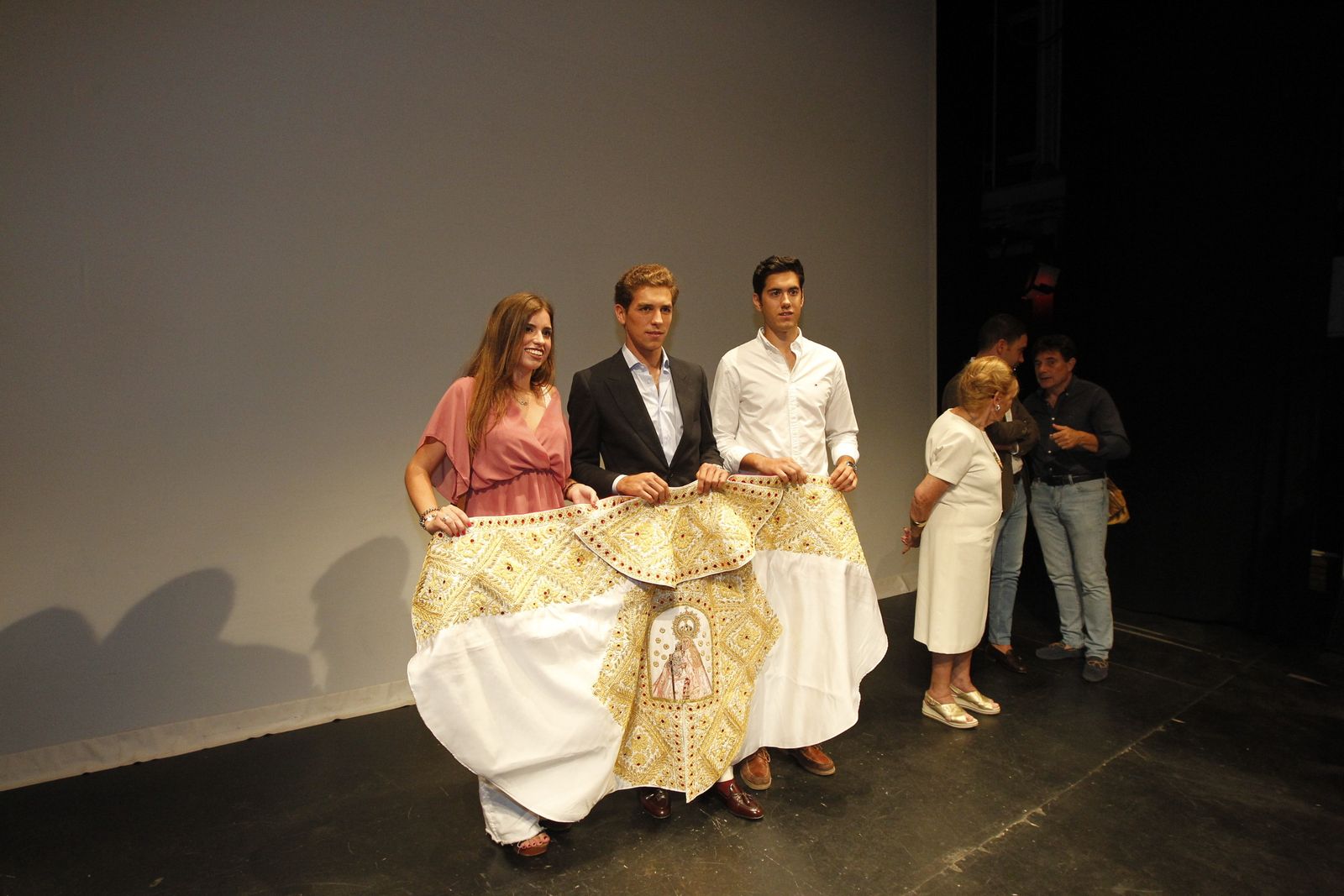 Fotogalería entrega capote de paseo al torero Ginés Marín. Feria de Almería 2019