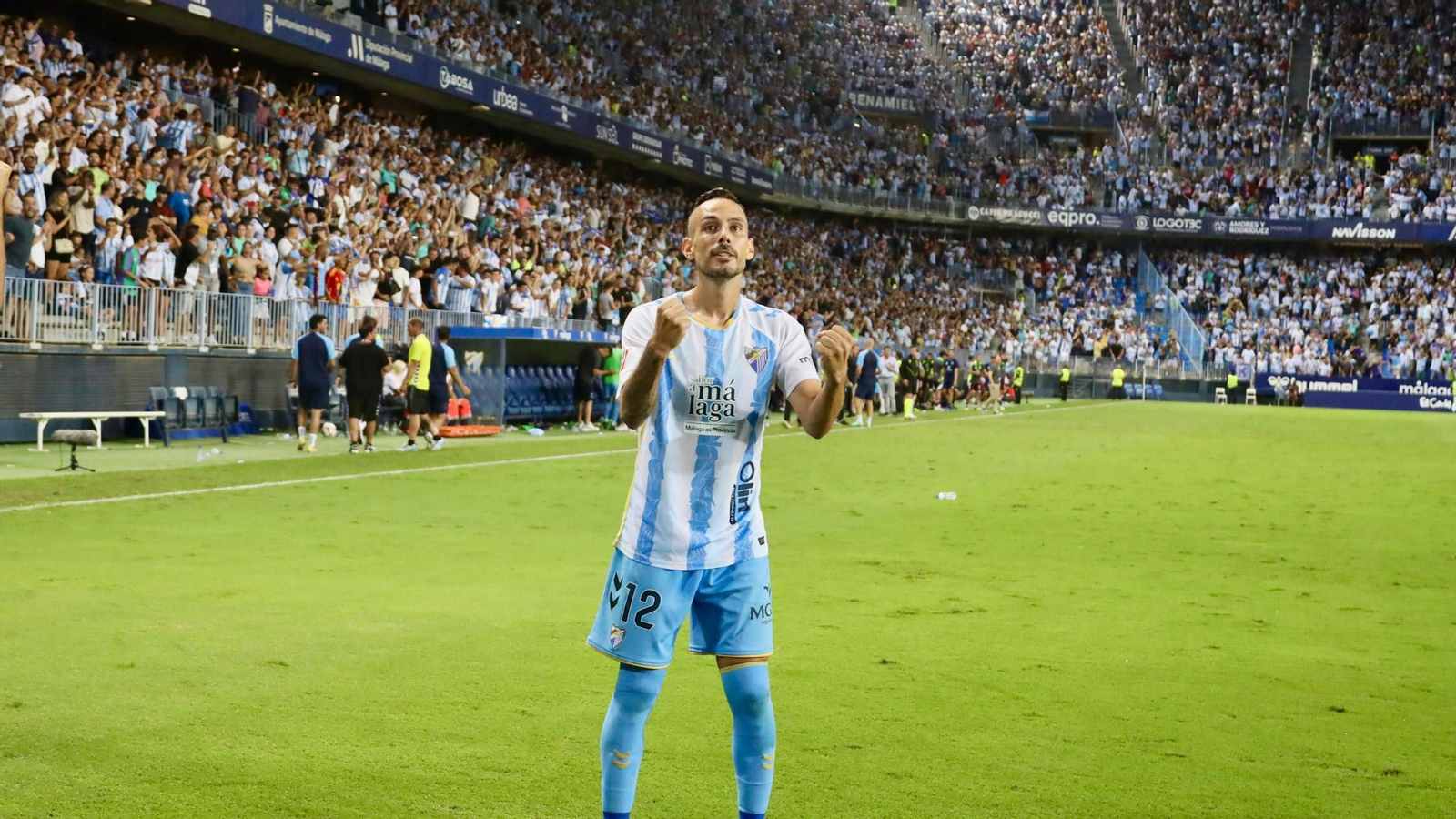 Manu Molina celebra con la afición el tanto de la victoria ante el Albacete. Manu Molina celebra con la afición el tanto de la victoria ante el Albacete.