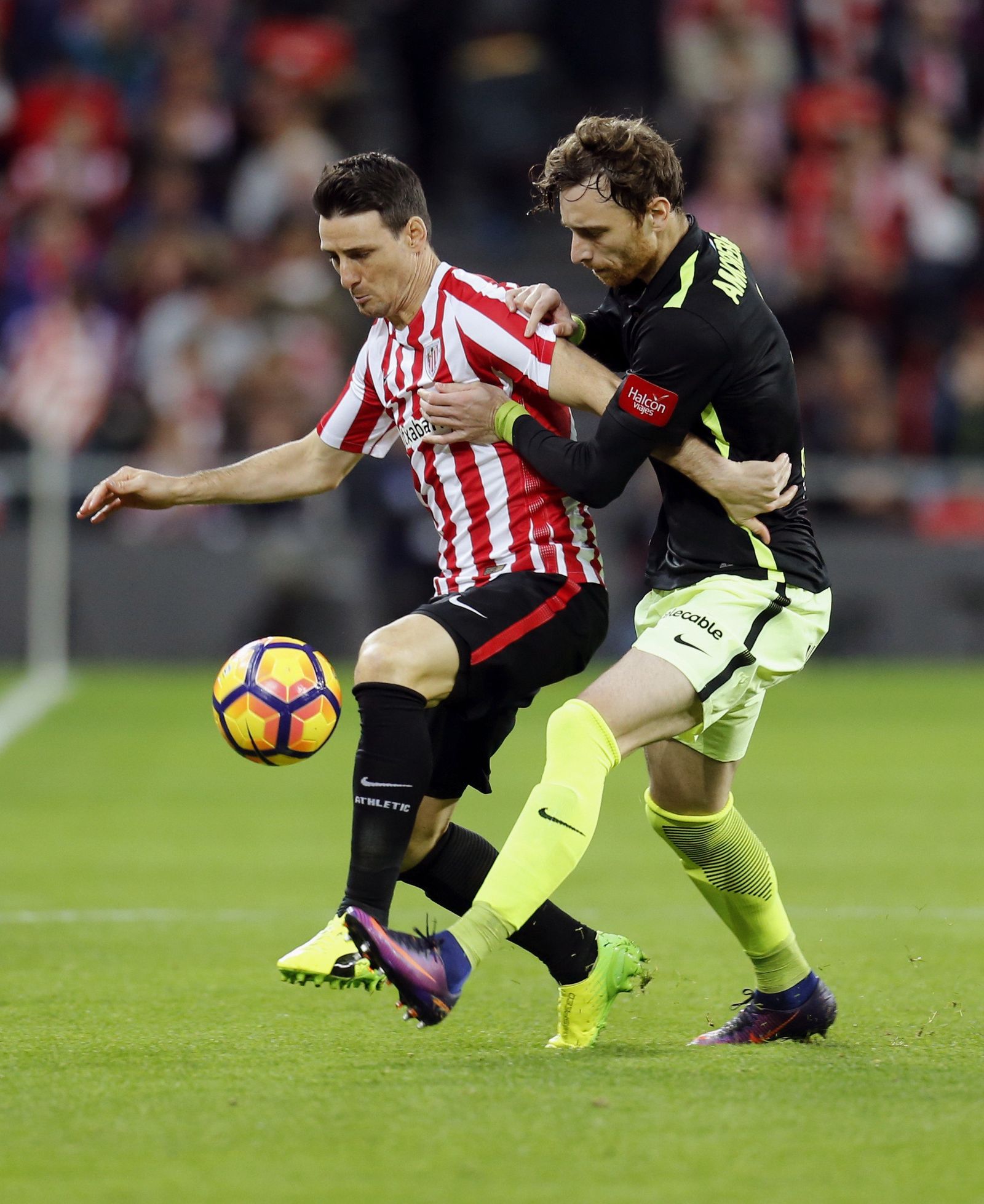 Amorebieta presiona a Aduriz en un lance del partido.
