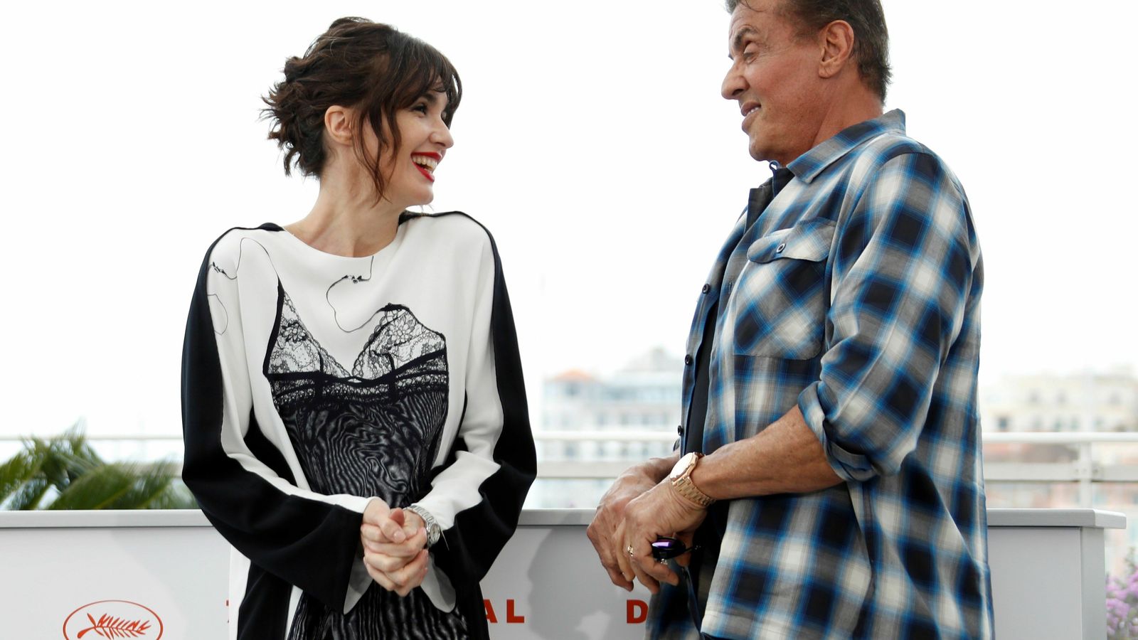Paz Vega y Stallone, muy sonrientes.