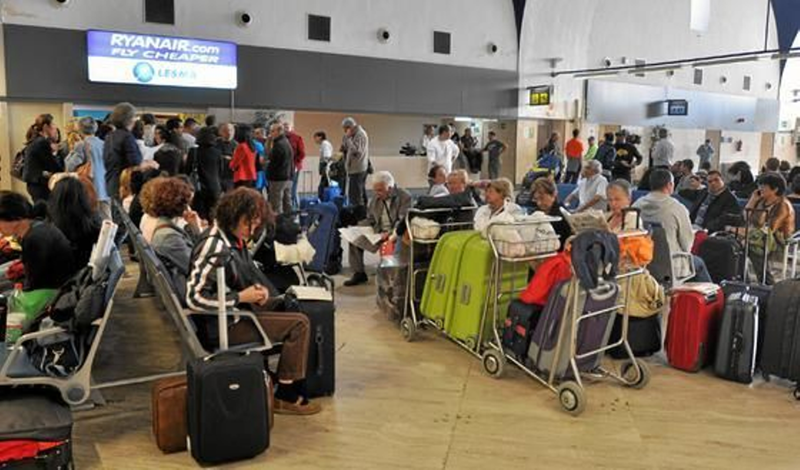 Desesperación y largas colas en San Pablo por el cierre de aeropuerto.

Foto: Manuel Gómez