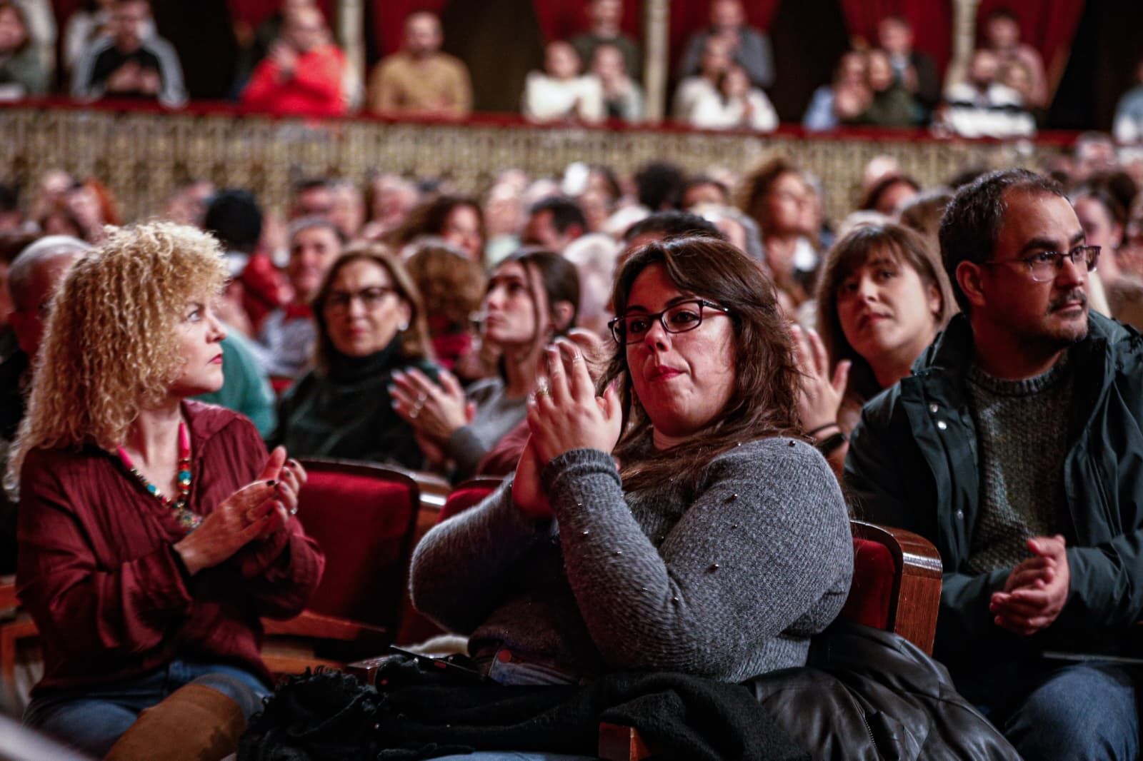 El público del Gran Teatro Falla asistente a la quinta sesión de preliminares aplaude tras el homenaje a Paco Alba