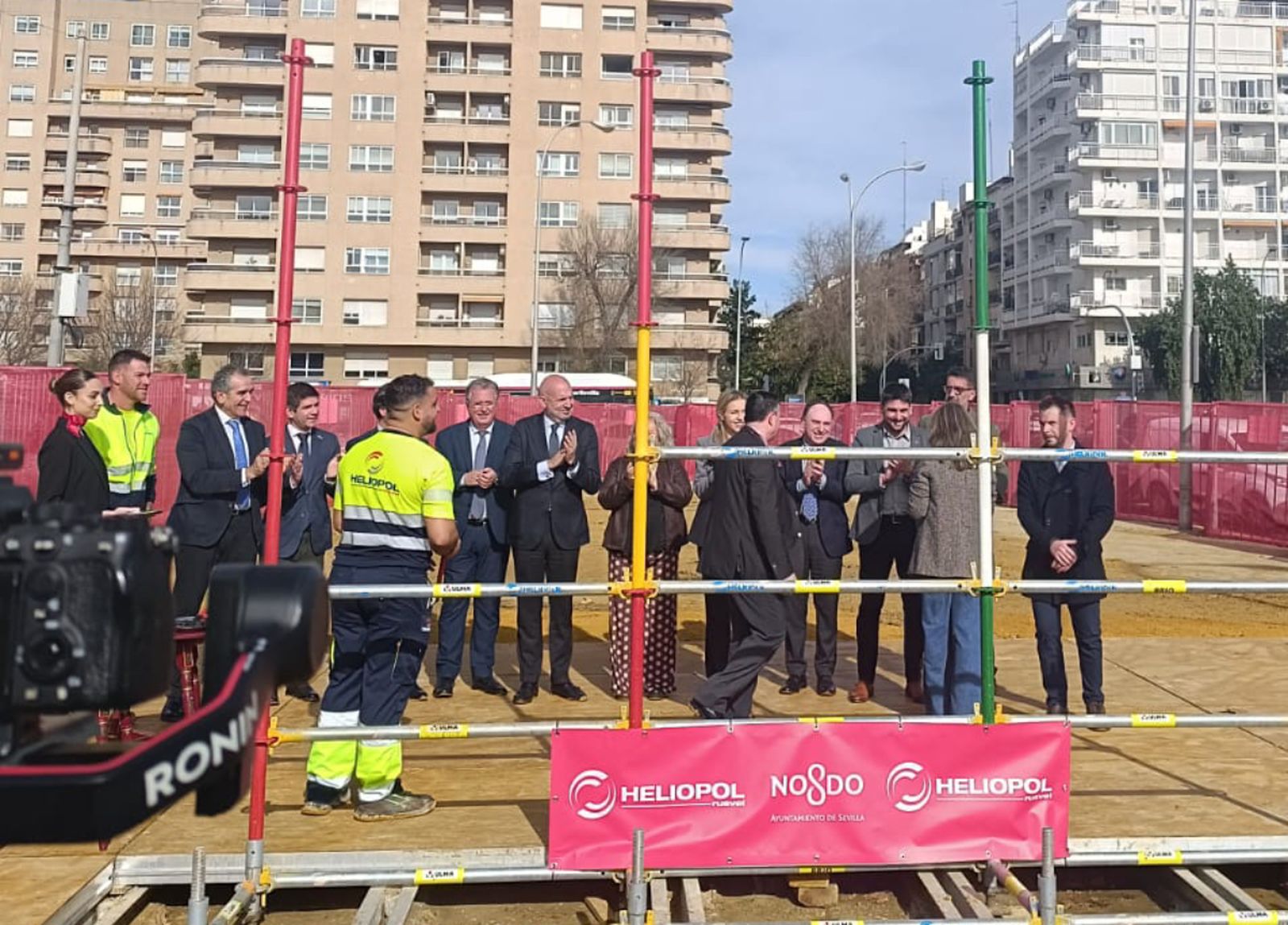 Colocación del primer tubo de la Portada de la Feria de Sevilla 2026